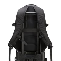 Amazon Basics 15,6-palcový vodoodolný batoh na notebook s hrudným popruhom a úchytom na batožinu na cesty, do školy a do kancelárie – čierny 6