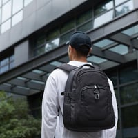 Amazon Basics 15,6-palcový vodoodolný batoh na notebook s hrudným popruhom a úchytom na batožinu na cesty, do školy a do kancelárie – čierny 7