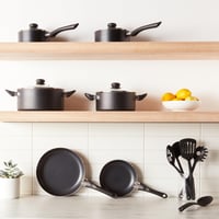 Amazon Basics set od 15 keramičkih posuda s neprianjajućim slojem – lonci, tave, poklopci i kuhinjski pribor, spiralno dno, za plinske i električne štednjake 3