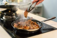 3-dielna súprava nepriľnavých panvíc a wok panvice Amazon Basics, nehrdzavejúca oceľ — Mierne opotrebovanie na panvici (stav: pozri 2. obrázok) 11