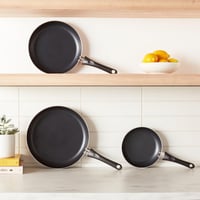 Amazon Basics set od 3 neprijanjajuće tave, 20 cm, 25 cm i 30 cm, spiralno dno, ručke meke na dodir, za plinske, električne i staklokeramičke ploče, crne 3