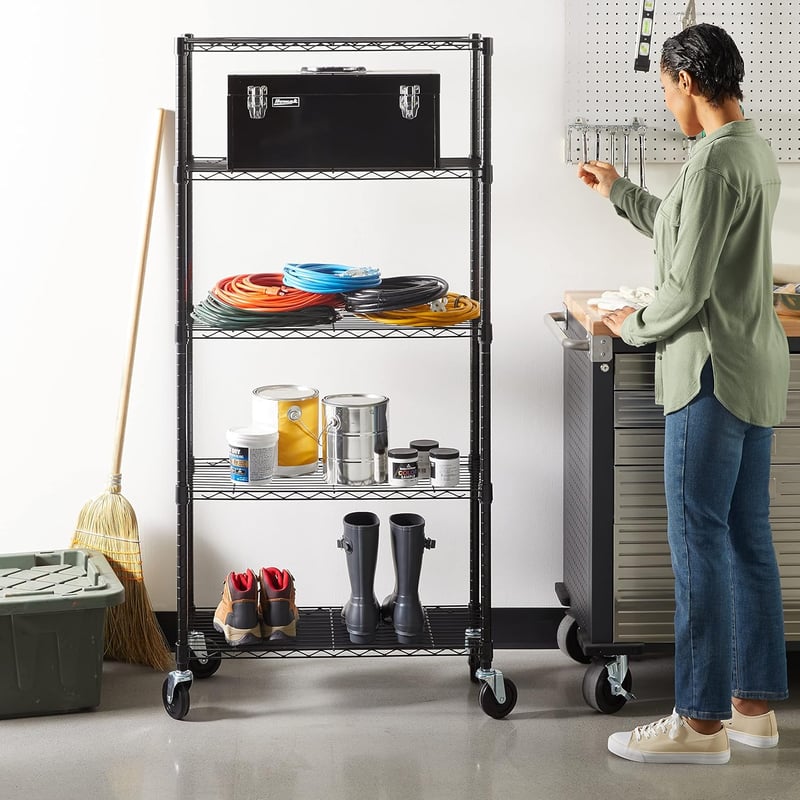 Raft de depozitare Amazon Basics cu 5 niveluri, cu roți de 4", picioare reglabile, capacitate de încărcare 680 kg, negru, cu roți