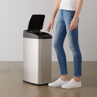 Amazon Basics 50-litrový nerezový odpadkový kôš so senzorom pohybu do úzkych priestorov, strieborný/čierny, bezdotykové otváranie 2