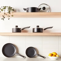 Amazon Basics set od 8 keramičkih posuda s neprijanjajućim slojem i poklopcima, za plinske i električne štednjake, crni 3