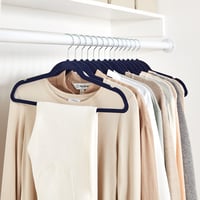 Set umerașe din catifea Amazon Basics – Subțiri, antiderapante, bleumarin/argintiu, 50 buc. 6