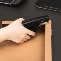 Amazon Basics ručná zošívačka, kapacita 25 listov, čierna, kancelárska zošívačka 8