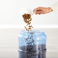 Amazon Basics set dozatora za hranu i vodu za kućne ljubimce, veličina L, dozator hrane od 5,44 kg i dozator vode od 9,46 l, 2 komada 3