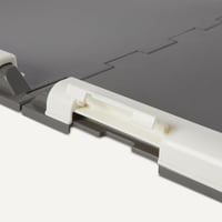 Držiak na podložky na výcvik psov Amazon Basics, s bezpečnými klipsami, extra hrubý a protišmykový, recyklovaný plast, 71,1 x 86,4 cm, L 3