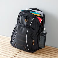 Ruksak na notebook Amazon Basics pre 17-palcové notebooky (43,2 cm), s polstrovanými ramennými popruhmi, vreckom na perá a kľúčenkou, čierny 5