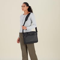 Geantă pentru laptop Amazon Basics, geantă compactă de umăr cu compartimente pentru accesorii, pentru laptop de 14 inchi (35,6 cm), negru, 1 bucată 2