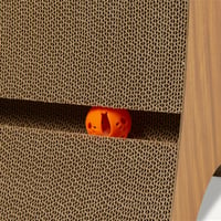 Škrabadlo pre mačky Amazon Basics v tvare pelechu z vlnitej lepenky s interaktívnou loptičkou a šantou mačacou, certifikované FSC, 87,1 x 30 x 30 cm, farba dreva 3