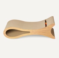 Škrabadlo pre mačky Amazon Basics v tvare pelechu z vlnitej lepenky s interaktívnou loptičkou a šantou mačacou, certifikované FSC, 87,1 x 30 x 30 cm, farba dreva 4