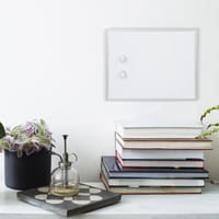 Magnetická biela tabuľa Amazon Basics s hliníkovým rámom, samolepiaca – 28 x 36 cm 8