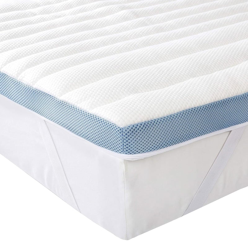 Topper Amazon Basics din spumă cu memorie, cu benzi de fixare, 90x200 cm, grosime 5 cm, alb
