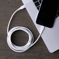 Amazon Basics MFi certifikovaný opletený nylonový kábel USB-C na Lightning pre iPhone 12/11/X/XR, biely, 1,8 m 6