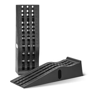 Plastové nájazdové rampy Amazon Basics, 2948 kg/pár, protišmykové – čierne – 2 ks