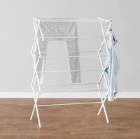 Skladací sušiak na bielizeň Amazon Basics, biely, 36,8x74,9x106,2 cm 6