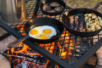 Grătar de camping pliabil Amazon Basics pentru foc de tabără - Dimensiune medie, negru - Grătar robust și stabil pentru gătit în aer liber 7