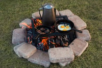 Grătar de camping pliabil Amazon Basics pentru foc de tabără - Dimensiune medie, negru - Grătar robust și stabil pentru gătit în aer liber 5
