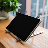Suport pliabil pentru laptop Amazon Basics, reglabil pe 6 înălțimi, pentru laptopuri de 25,4-39,6 cm (10-15,6 inchi), ergonomic, portabil, argintiu 8