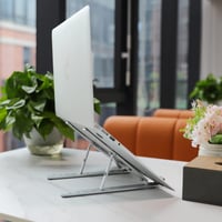 Suport pliabil pentru laptop Amazon Basics, reglabil pe 6 înălțimi, pentru laptopuri de 25,4-39,6 cm (10-15,6 inchi), ergonomic, portabil, argintiu 7