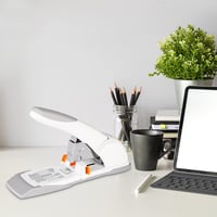 Profesionálna zošívačka Amazon Basics, na 130 listov – strieborná 9