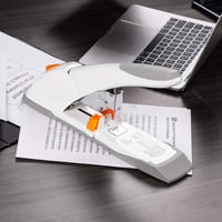 Profesionálna zošívačka Amazon Basics, na 130 listov – strieborná 8