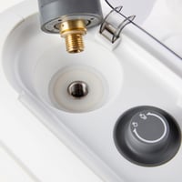 Viacúčelový parný čistič Amazon Basics, 1500 W, 1,5 l nádrž, 22 kusov príslušenstva, biely 3