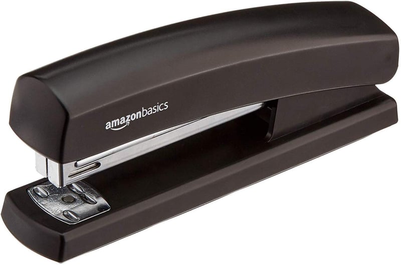 Kancelárska zošívačka Amazon Basics s 1000 spinkami, kapacita 10 listov, protišmyková gumová základňa, čierna, na domáce a kancelárske použitie
