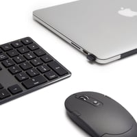 Súprava nabíjateľnej bezdrôtovej myši a klávesnice Amazon Basics, francúzske rozloženie – šedo-čierna 8