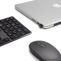 Nabíjateľná bezdrôtová myš a ultratenká tichá klávesnica plnej veľkosti s numerickým blokom Amazon Basics, čierna 8