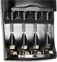 Amazon Basics Ni-MH AA/AAA akkumulátortöltő USB töltőporttal - fekete 4