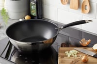 Panvica Wok Amazon Basics 28 cm z nehrdzavejúcej ocele 304 s nepriľnavým povrchom na indukčnú varnú dosku, čierna 7