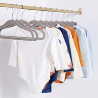 AmazonBasics baršunaste vješalice za dječju odjeću 50 komada - protuklizne vješalice za bebe i malu djecu 29 cm sive 5