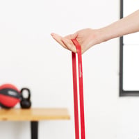AmazonBasics Fitness odporová guma na zhyby, záťaž 4,5 – 15,8 kg, šírka 1,27 cm, červená tréningová guma 6