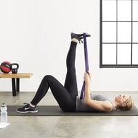 Bandă elastică de fitness AmazonBasics pentru tracțiuni, lățime 3,18 cm, rezistență 18-36 kg, culoare mov 4