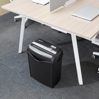 AmazonBasics uništavač dokumenata, poprečno rezanje, 5-6 listova A4 papira i bankovne kartice, košara 14,5 L, crni 8