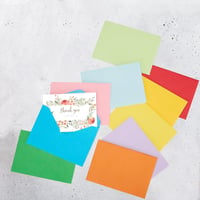 AQSQWQ 50 ks Kraft papierové obálky veľkosti B6 12,5x17,5 cm Farebné vintage obálky na pohľadnice, pozvánky, svadby a Vianoce s navlhčovacím lepiacim uzáverom do špice 4