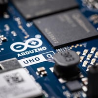 Hybridná vývojová doska Arduino UNO Q 4GB ABX00173 s procesormi Qualcomm QRB2210 a STM32U585, AI Vision, IoT, robotika, Linux Debian, Wi-Fi 5, USB-C 8