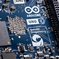 Hybridná vývojová doska Arduino UNO Q 4GB ABX00173 s procesormi Qualcomm QRB2210 a STM32U585, AI Vision, IoT, robotika, Linux Debian, Wi-Fi 5, USB-C 5