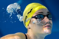 Silikónová plavecká čiapka Arena Classic Unisex - Nebovo modrá-Biela (77) - Mäkká a odolná plavecká čiapka so spevneným okrajom pre ženy aj mužov 3