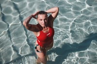 Dámske jednodielne plavky Arena Solid Swim Tech Team – Materiál MaxLife Eco, rýchloschnúce, odolné voči chlóru, UV ochrana UPF 50+ 8