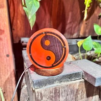 AROMASENSES USB Himalája Sólámpa Pakisztáni Sókristályból Fa Alappal, Yin Yang Dizájn, LED Világítás, Kézműves, 100% Természetes 3