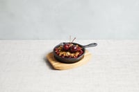 Mini tigaie din fontă Artesa cu fund din lemn de arțar, în cutie cadou – 16 x 11,5 x 2,5 cm, negru/bej 3