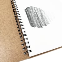 Artway Enviro Skicár so špirálovou väzbou, A2 – 35 listov, 170 g/m² recyklovaný papier, tvrdá väzba, biely, formát na výšku 6