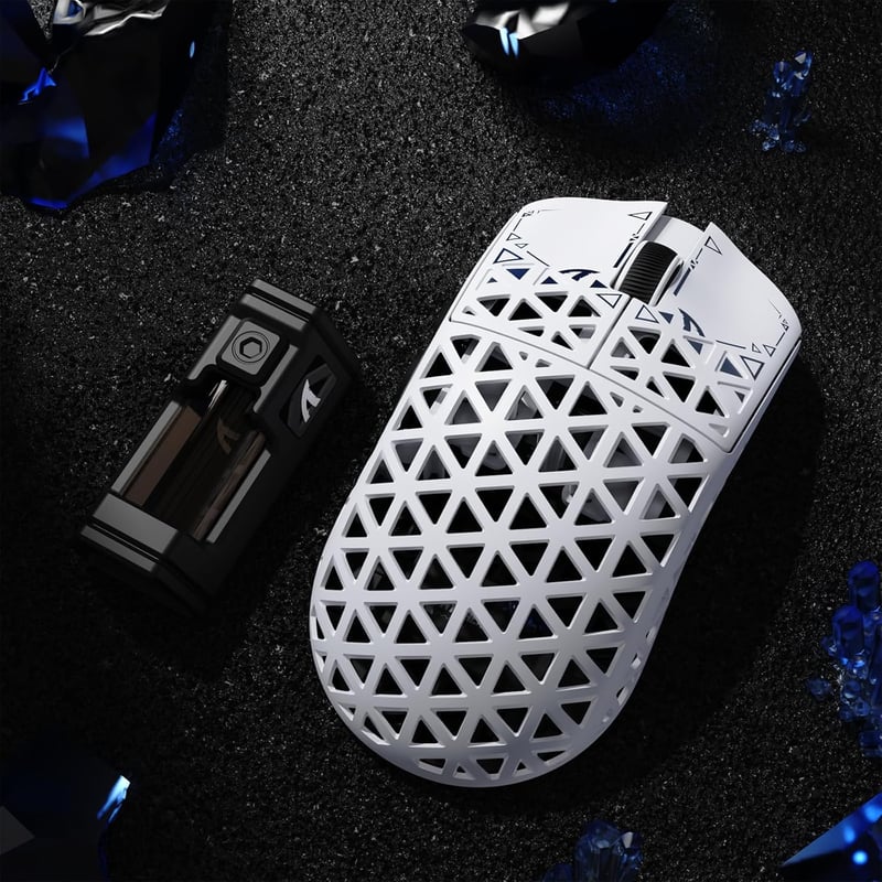 ATTACK SHARK R5 Ultra Szénszálas Vezeték Nélküli Gamer Egér, 39g Ultrakönnyű, 8000Hz Mintavétel, 42000DPI, Hármas Csatlakozás, Win/Mac - Feh