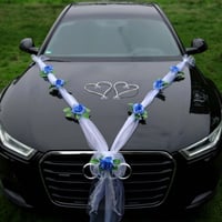 Decorațiune auto de nuntă Auto-schmuck din organza mărimea M, cu inimi, trandafiri și ghirlandă de ratan – mire și mireasă – bleu/alb/alb 2