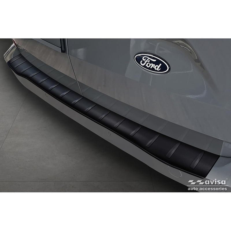 Nerezový chránič zadného nárazníka Avisa Matt Black pre Ford Transit Custom & Tourneo Custom (V710) 2023- / Volkswagen Transporter T7 2024- s rebrami
