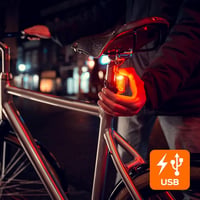 Zadné LED svetlo na bicykel AXA DWN – nabíjanie cez USB – viditeľnosť 300 m – schválenie StVZO – jednoduchá montáž 3