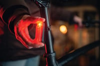 Sada cyklistických svetiel AXA Visto s AAA batériami, vodotesná, s indikátorom stavu batérie, schválená podľa StVZO 7